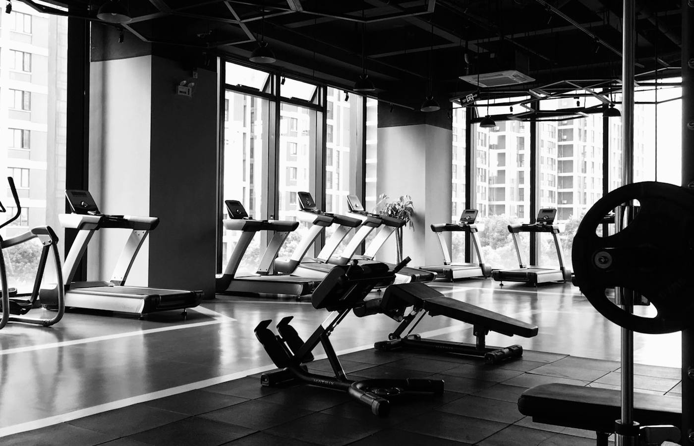 Interiér fitness klubu s moderním vybavením